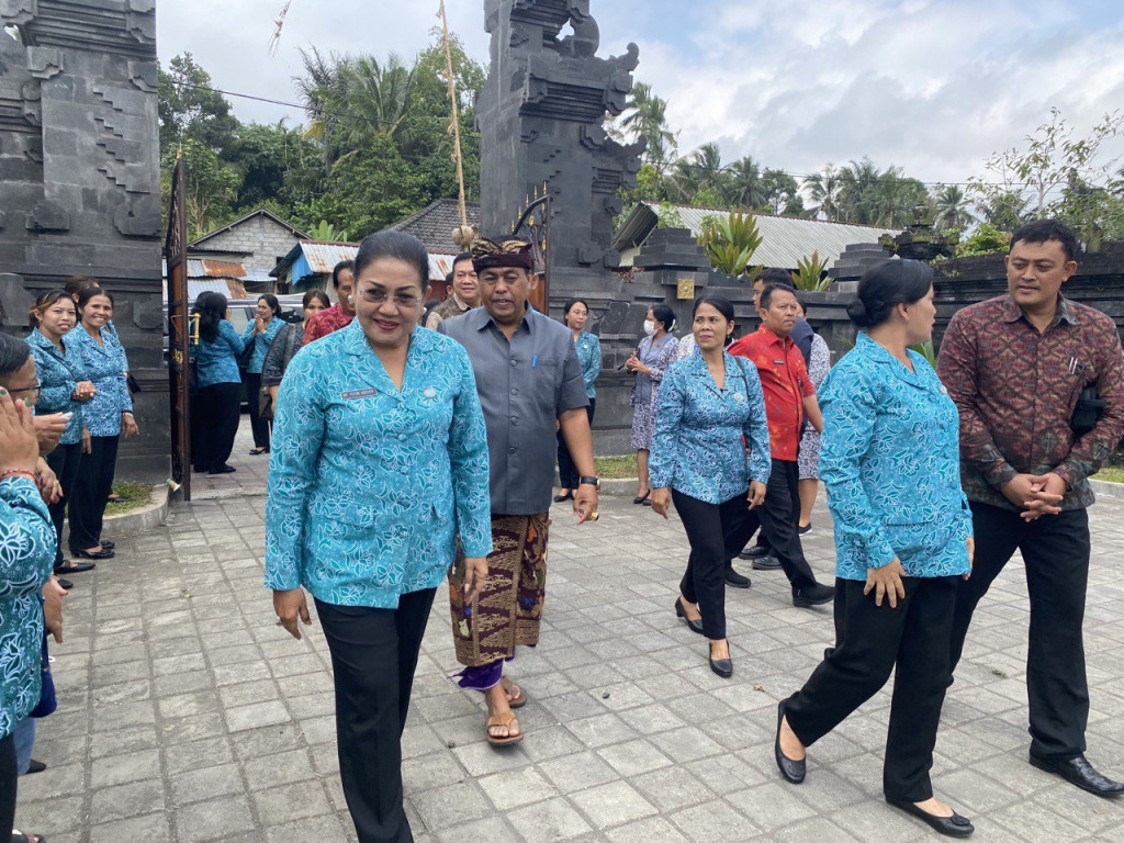 Ny. Putri Koster Adakan Aksi Sosial di Desa Carangsari